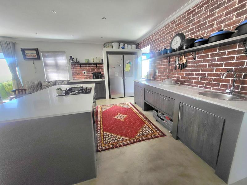 6 Bedroom Property for Sale in Sunset Estate Western Cape